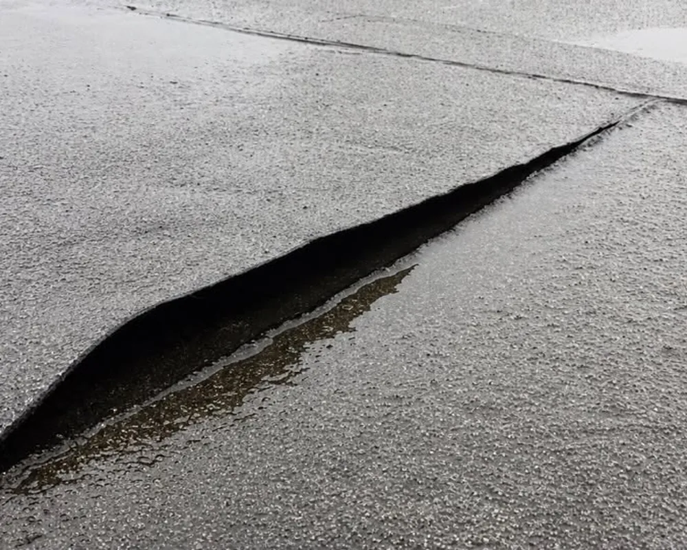 Scheur in de bitumen dakbedekking van een plat dak, een oorzaak van lekkage