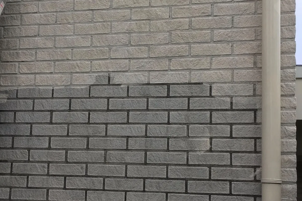 Gereinigde bakstenen gevel van een woning