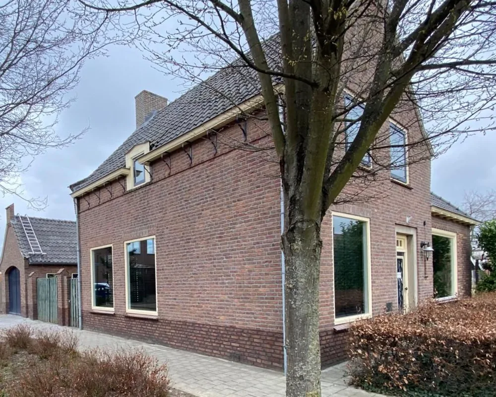 Woning met een gerenoveerde bakstenen gevel