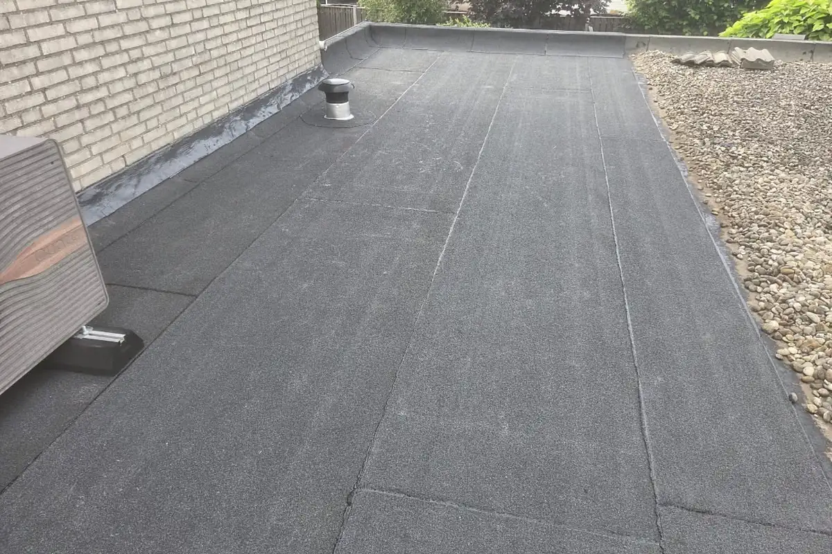 Strak afgewerkt plat dak met bitumen dakbedekking
