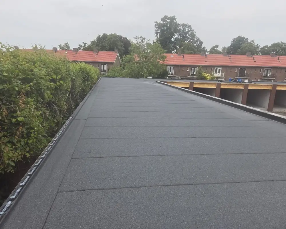 Plat dak met nieuwe bitumen dakbedekking